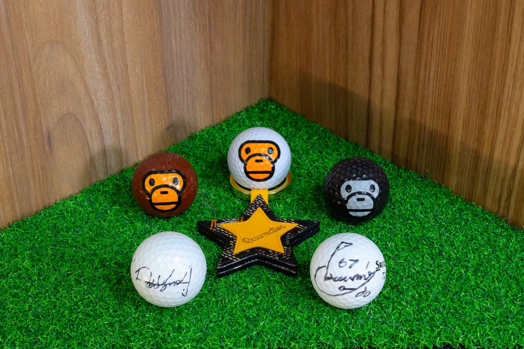 Golf balls with the STAR INFINITY emblem