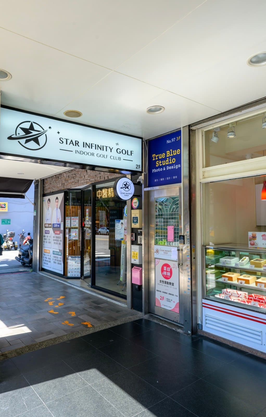 The building from the arcade, with the STAR INFINITY GOLF signboard